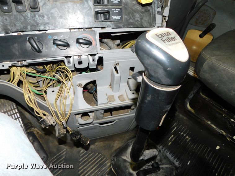 image for item DJ5892 2001 Freightliner Columbia  semi truck