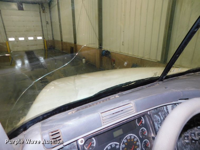 image for item DJ5892 2001 Freightliner Columbia  semi truck