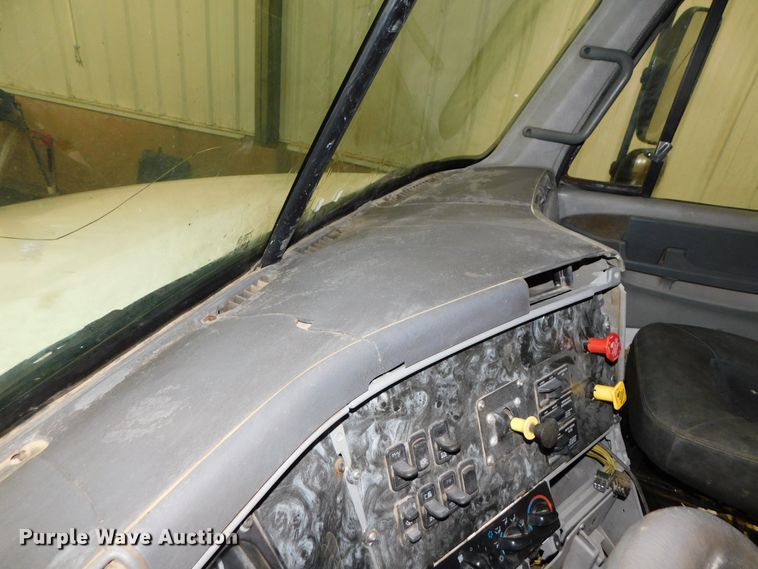 image for item DJ5892 2001 Freightliner Columbia  semi truck