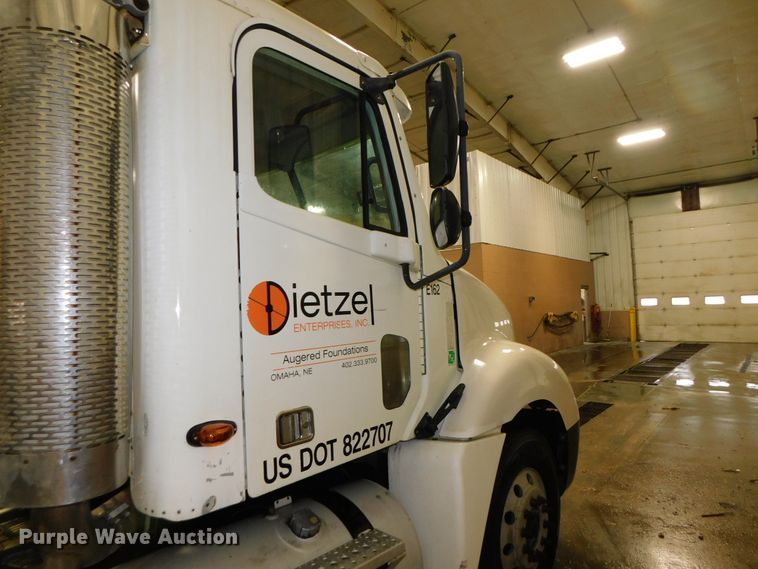 image for item DJ5892 2001 Freightliner Columbia  semi truck