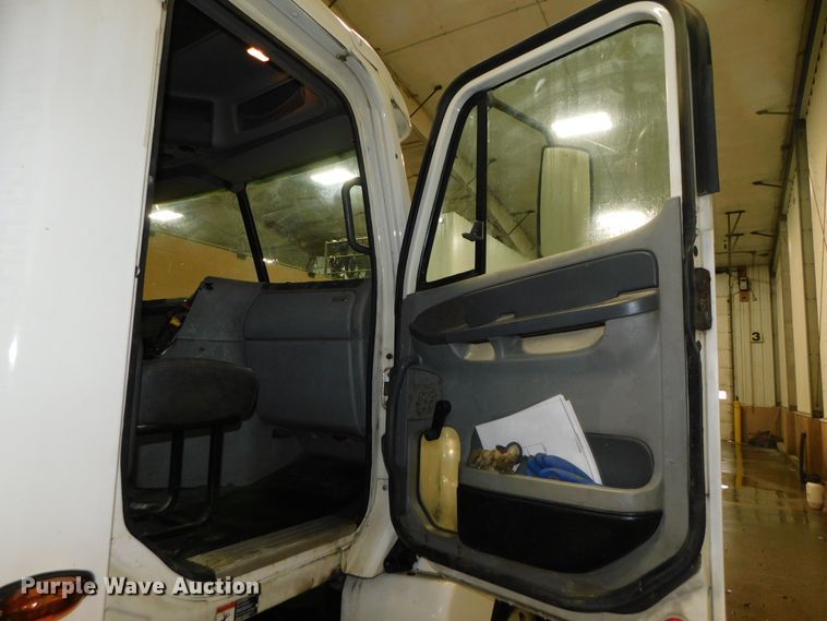 image for item DJ5892 2001 Freightliner Columbia  semi truck