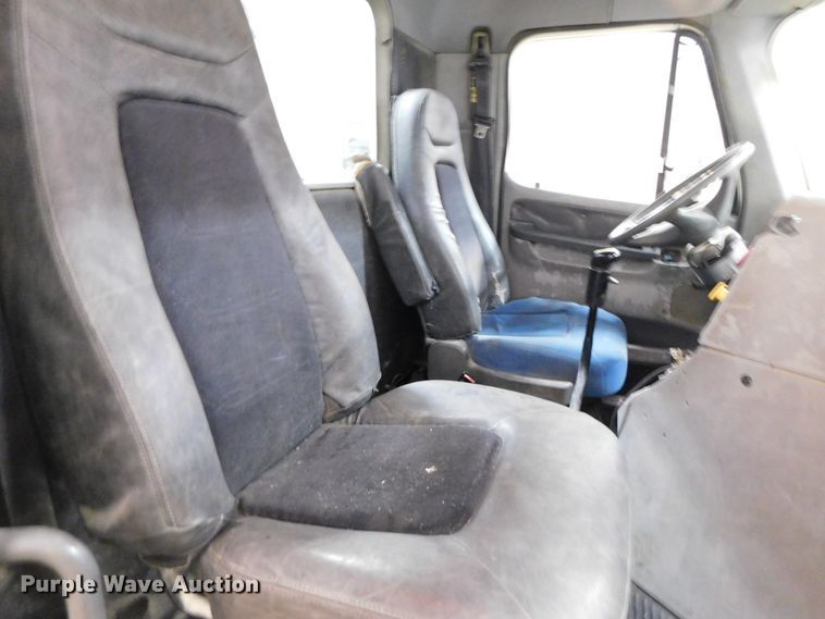 image for item DJ5892 2001 Freightliner Columbia  semi truck