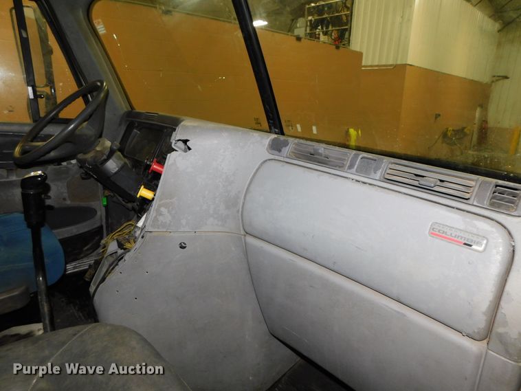 image for item DJ5892 2001 Freightliner Columbia  semi truck