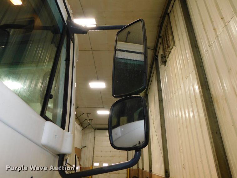 image for item DJ5892 2001 Freightliner Columbia  semi truck