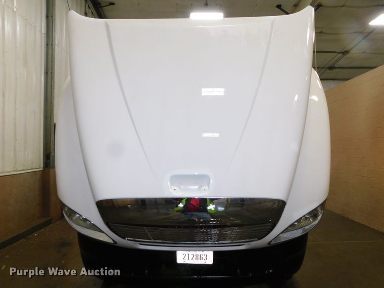 image for item DJ5892 2001 Freightliner Columbia  semi truck