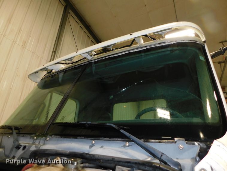 image for item DJ5892 2001 Freightliner Columbia  semi truck