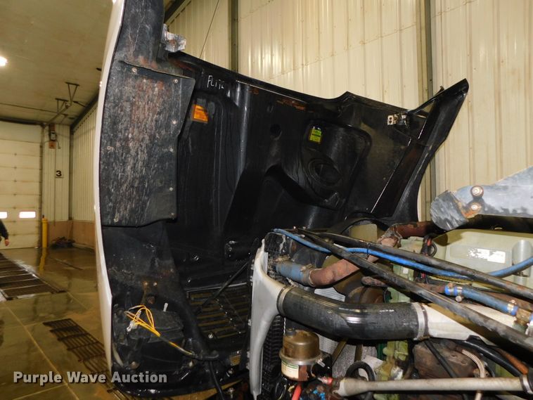 image for item DJ5892 2001 Freightliner Columbia  semi truck