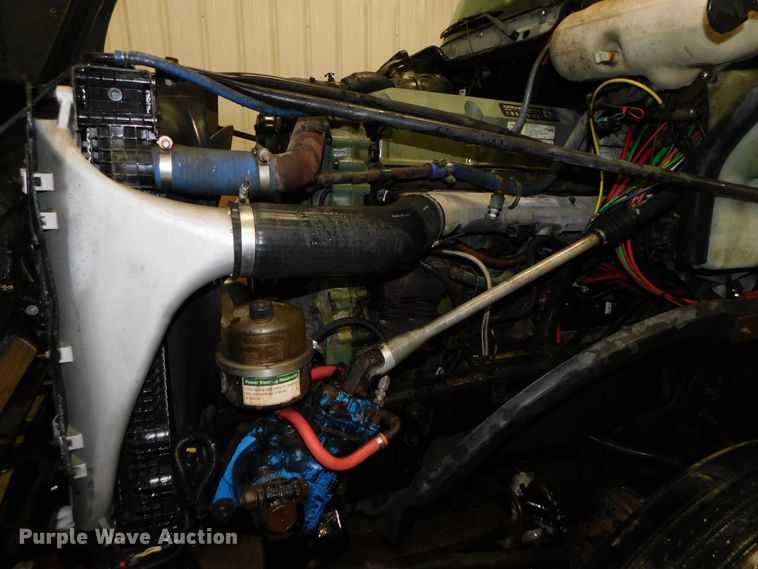 image for item DJ5892 2001 Freightliner Columbia  semi truck