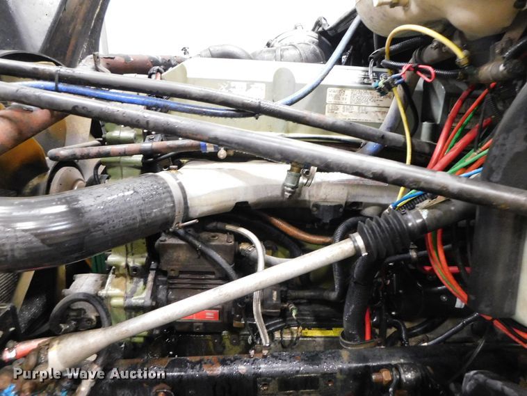 image for item DJ5892 2001 Freightliner Columbia  semi truck