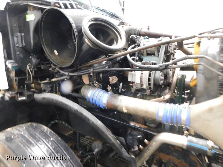 image for item DJ5892 2001 Freightliner Columbia  semi truck