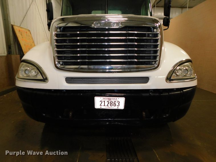 image for item DJ5892 2001 Freightliner Columbia  semi truck