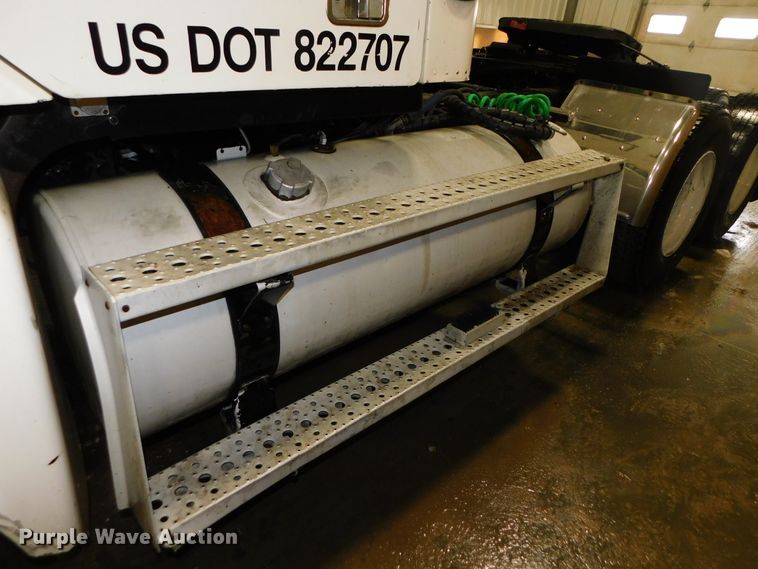 image for item DJ5892 2001 Freightliner Columbia  semi truck