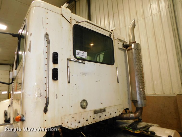 image for item DJ5892 2001 Freightliner Columbia  semi truck