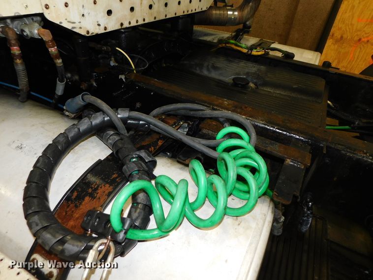 image for item DJ5892 2001 Freightliner Columbia  semi truck