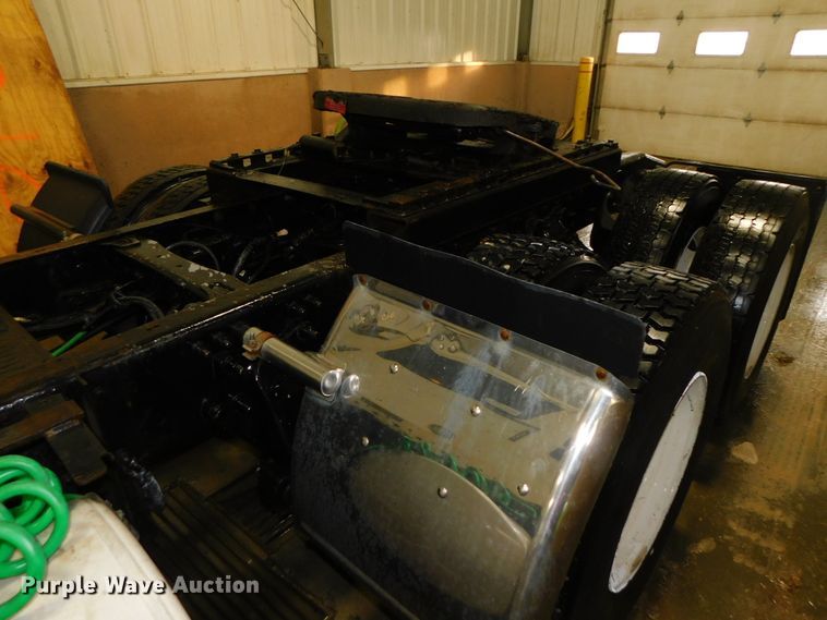 image for item DJ5892 2001 Freightliner Columbia  semi truck