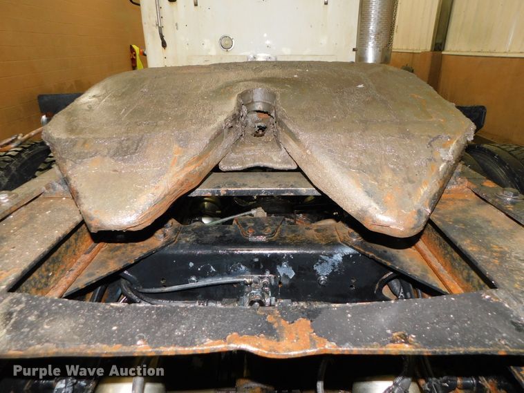 image for item DJ5892 2001 Freightliner Columbia  semi truck