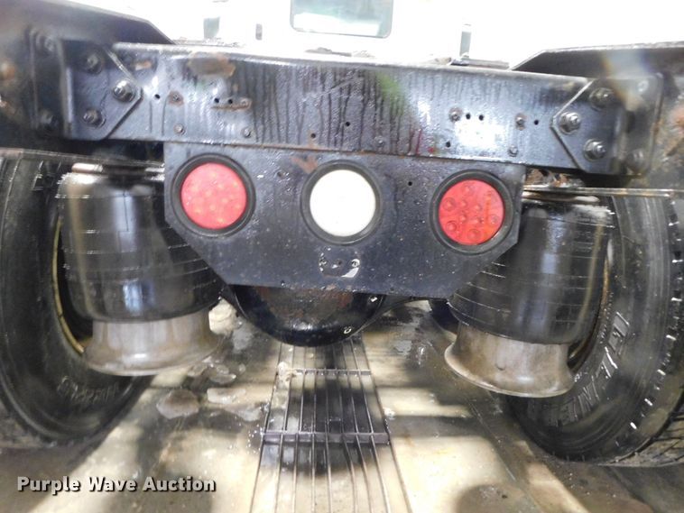 image for item DJ5892 2001 Freightliner Columbia  semi truck