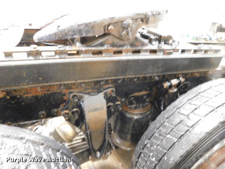 image for item DJ5892 2001 Freightliner Columbia  semi truck