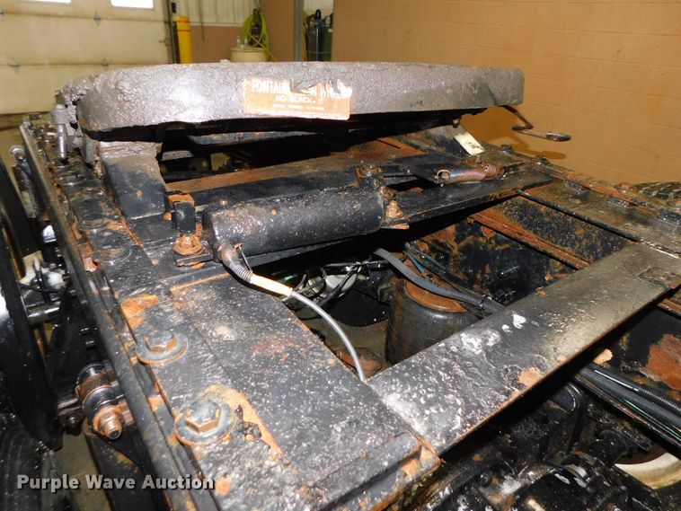 image for item DJ5892 2001 Freightliner Columbia  semi truck