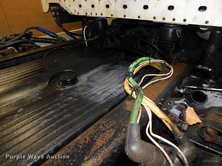 image for item DJ5892 2001 Freightliner Columbia  semi truck