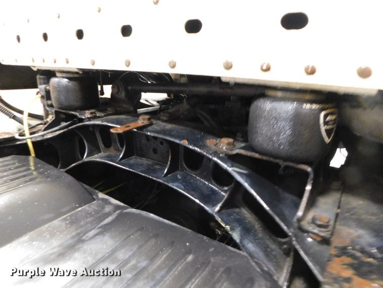 image for item DJ5892 2001 Freightliner Columbia  semi truck