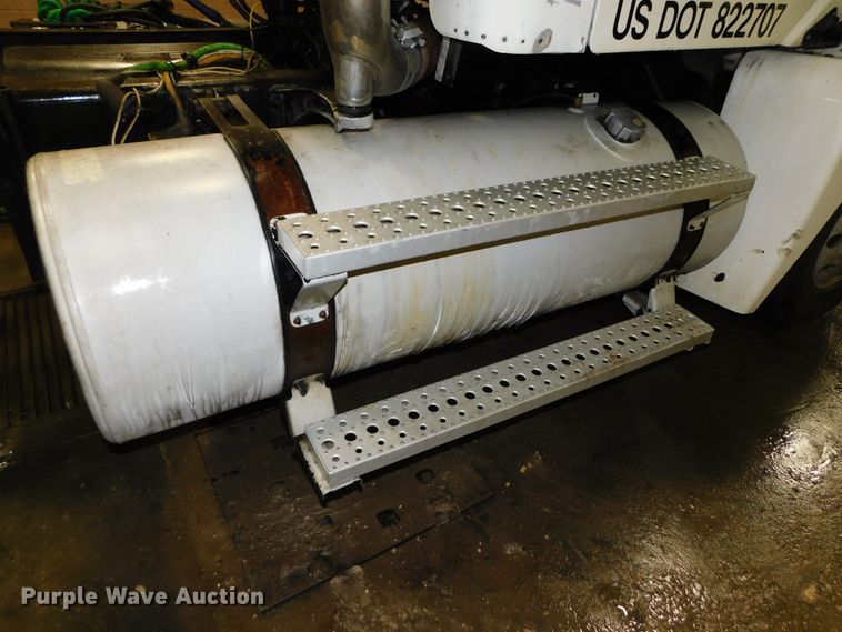 image for item DJ5892 2001 Freightliner Columbia  semi truck