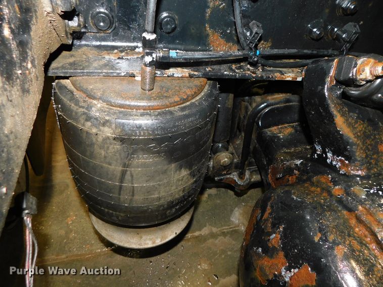 image for item DJ5892 2001 Freightliner Columbia  semi truck