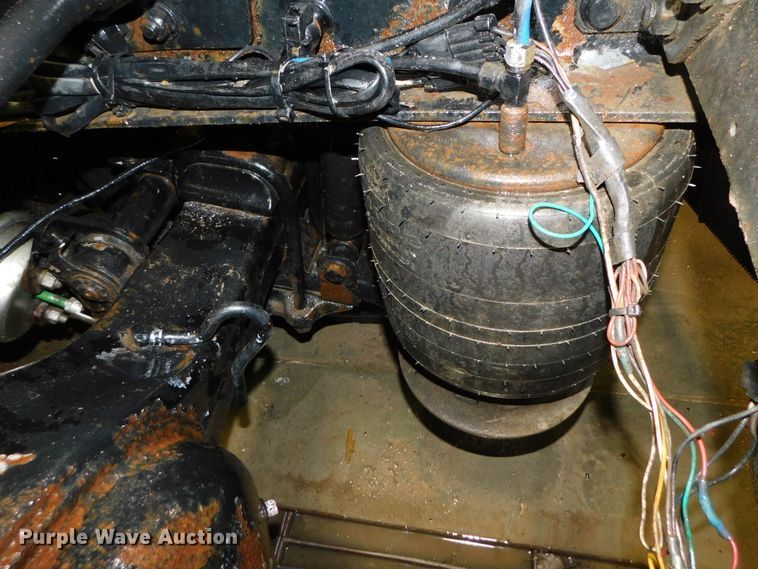 image for item DJ5892 2001 Freightliner Columbia  semi truck