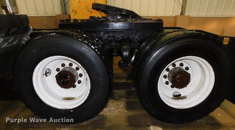 image for item DJ5892 2001 Freightliner Columbia  semi truck