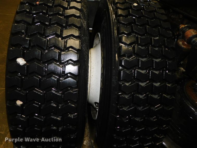 image for item DJ5892 2001 Freightliner Columbia  semi truck