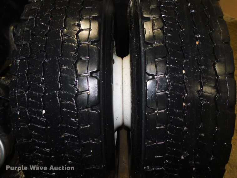 image for item DJ5892 2001 Freightliner Columbia  semi truck