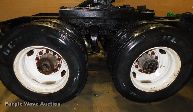 image for item DJ5892 2001 Freightliner Columbia  semi truck