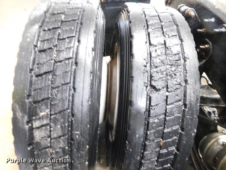 image for item DJ5892 2001 Freightliner Columbia  semi truck