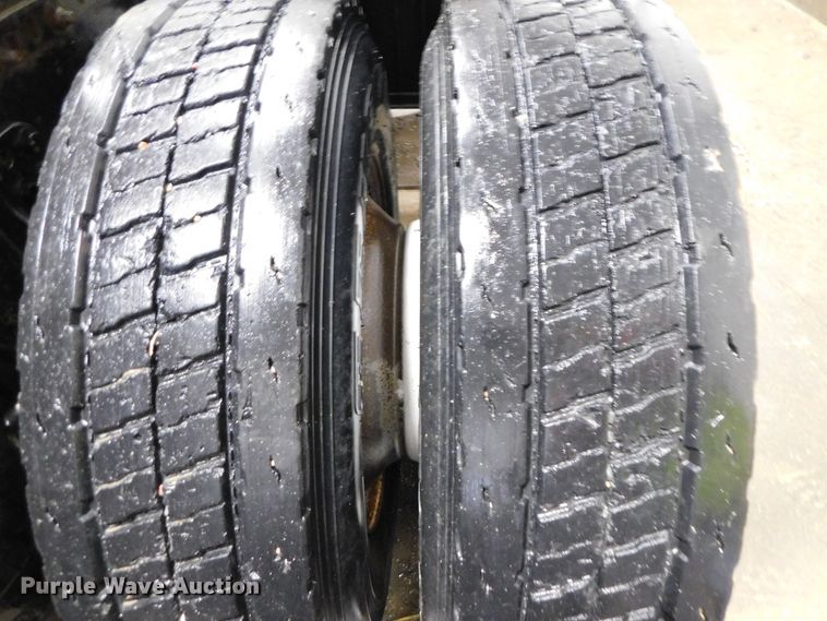 image for item DJ5892 2001 Freightliner Columbia  semi truck