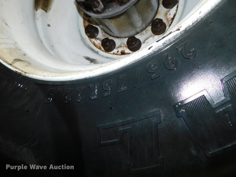 image for item DJ5892 2001 Freightliner Columbia  semi truck