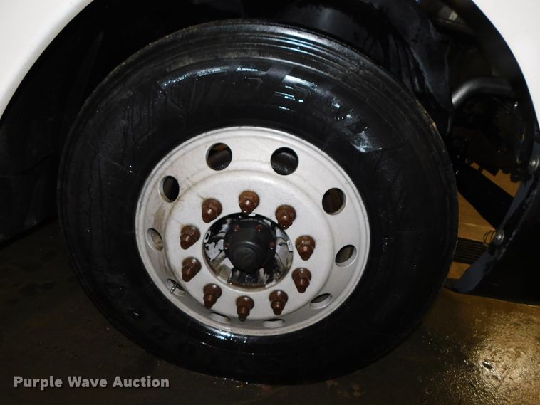 image for item DJ5892 2001 Freightliner Columbia  semi truck