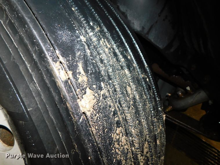 image for item DJ5892 2001 Freightliner Columbia  semi truck