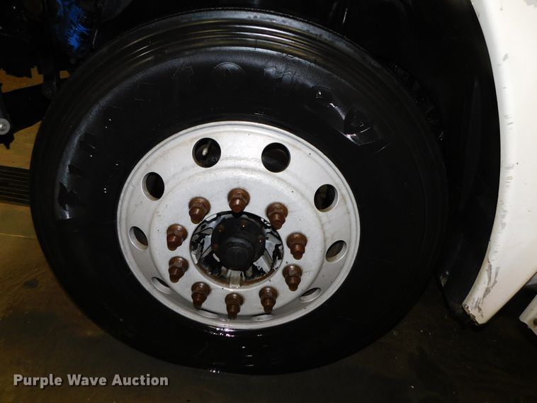 image for item DJ5892 2001 Freightliner Columbia  semi truck