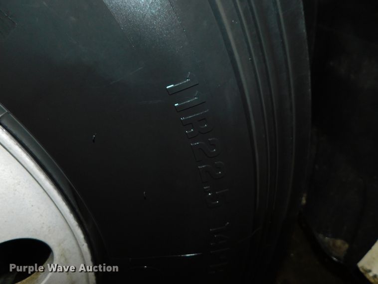 image for item DJ5892 2001 Freightliner Columbia  semi truck