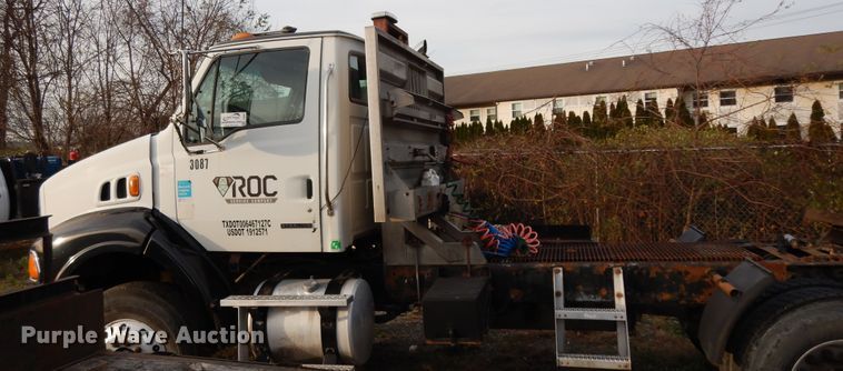 image for item DJ8067 2007 Sterling L-Line  semi truck