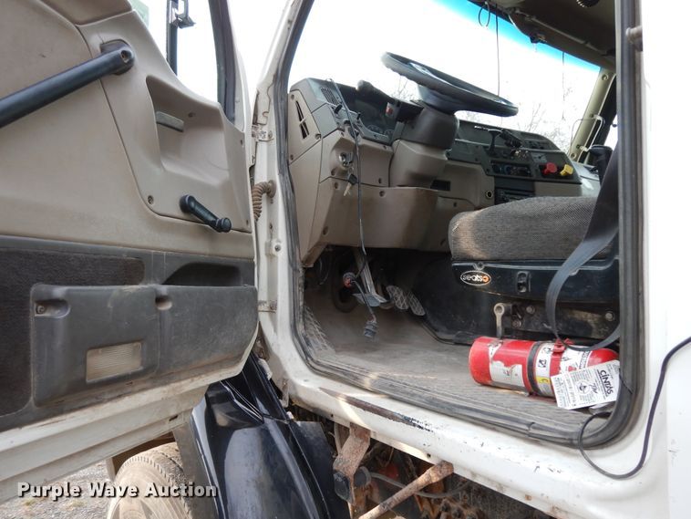 image for item DJ8067 2007 Sterling L-Line  semi truck