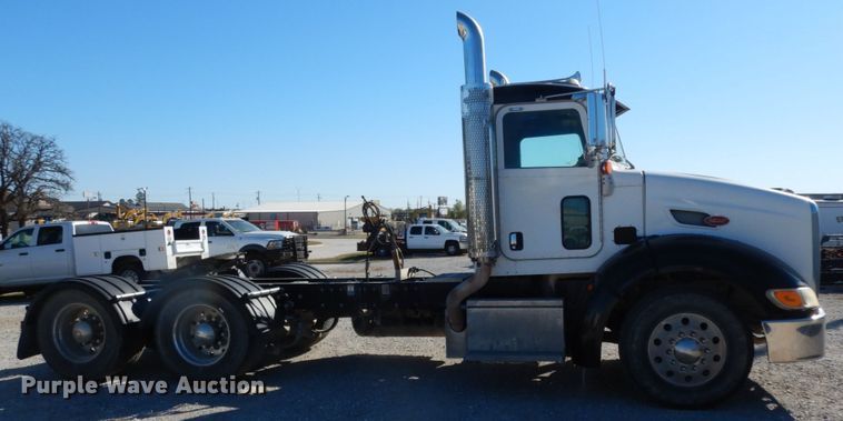 image for item DJ8102 2009 Peterbilt 384  semi truck