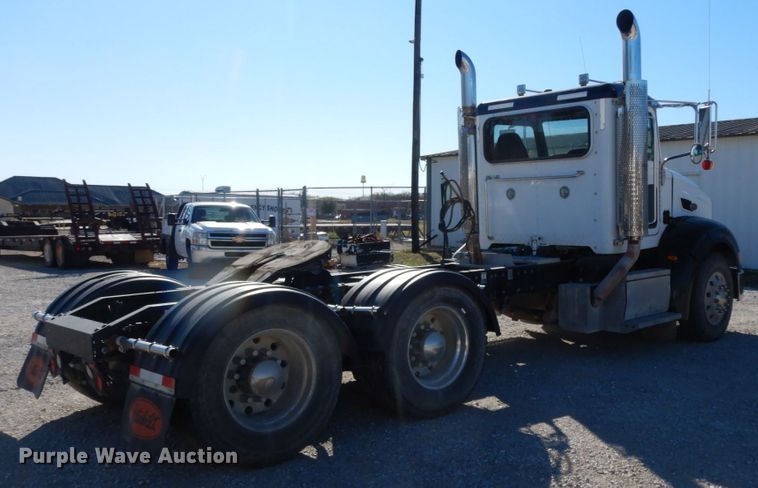 image for item DJ8102 2009 Peterbilt 384  semi truck