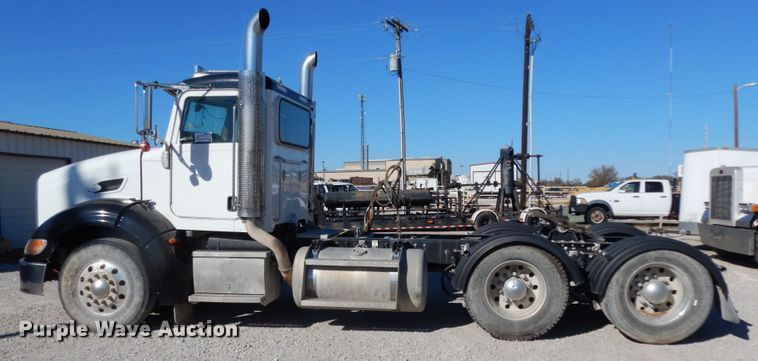 image for item DJ8102 2009 Peterbilt 384  semi truck