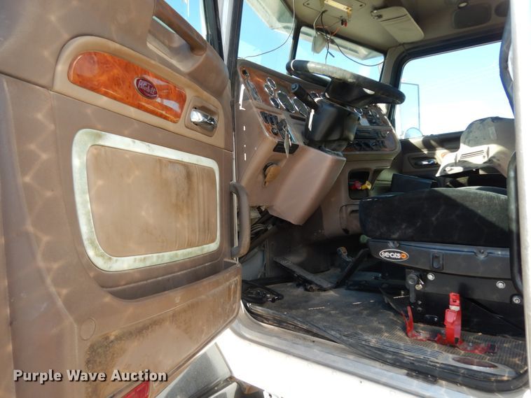 image for item DJ8102 2009 Peterbilt 384  semi truck