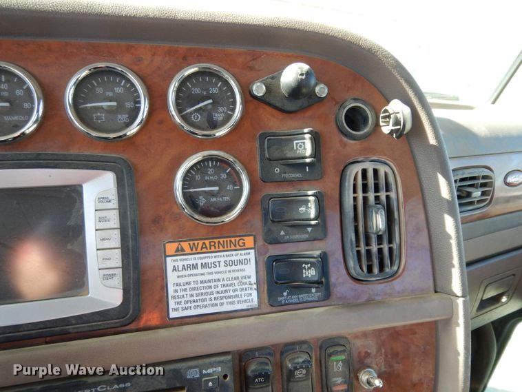 image for item DJ8102 2009 Peterbilt 384  semi truck