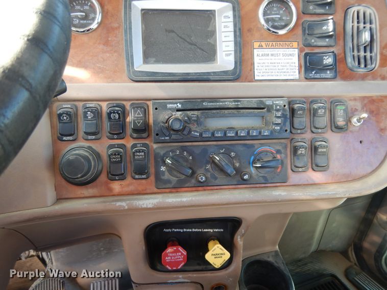 image for item DJ8102 2009 Peterbilt 384  semi truck