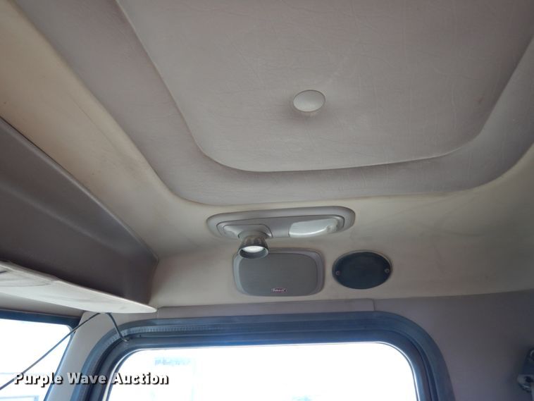 image for item DJ8102 2009 Peterbilt 384  semi truck