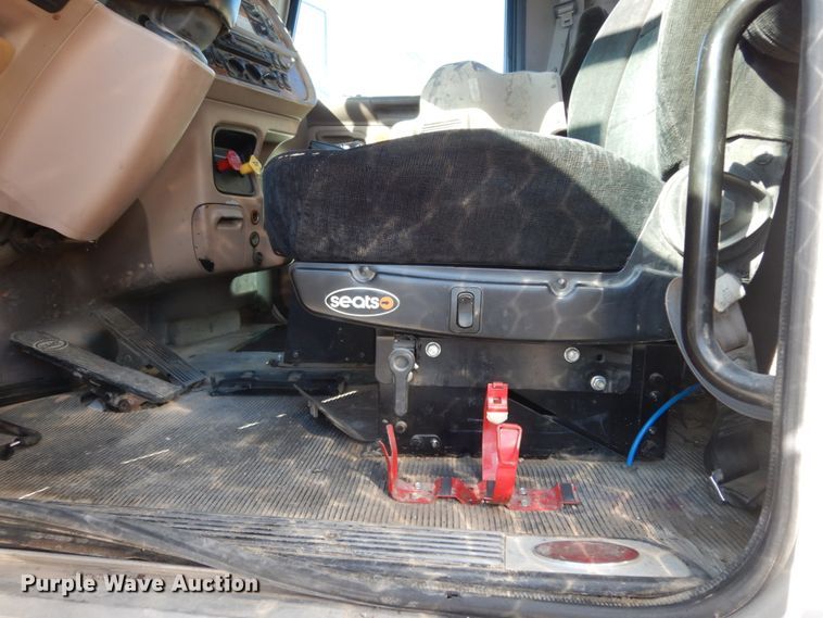 image for item DJ8102 2009 Peterbilt 384  semi truck