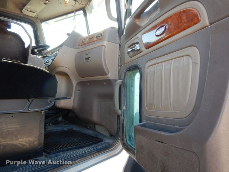 image for item DJ8102 2009 Peterbilt 384  semi truck